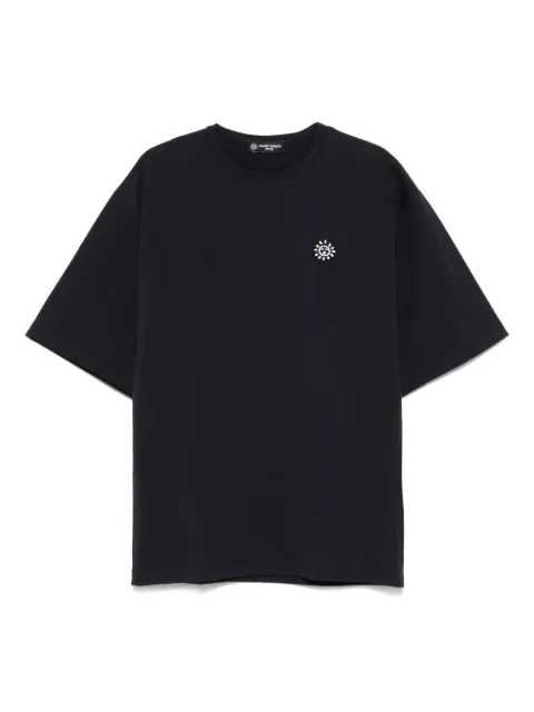 Société Anonyme playera con texto estampado
