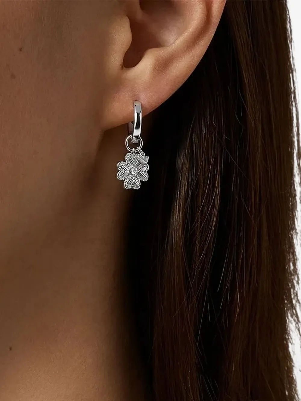 Emporio Armani Oorbellen met bloemenhanger - Zilver