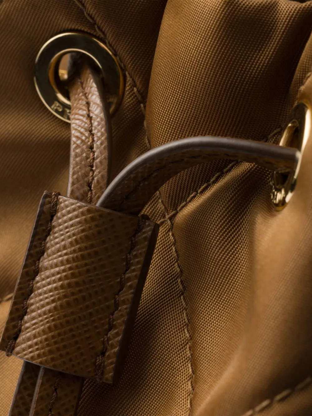 Prada Re-Edition 1995 Chaîne bucket-tas Bruin