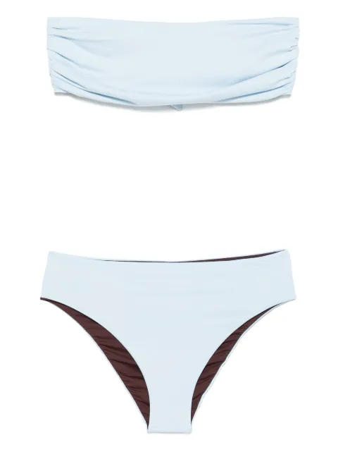 Fisico bikini con estilo bandeau