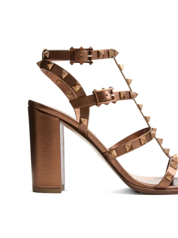 Valentino Garavani ロックスタッズ サンダル | ブラウン | FARFETCH JP