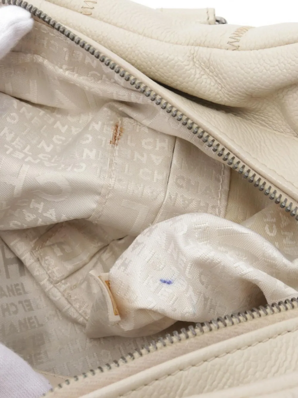 Pre-owned Chanel 2005-2006 Choco Bar Handbag In White