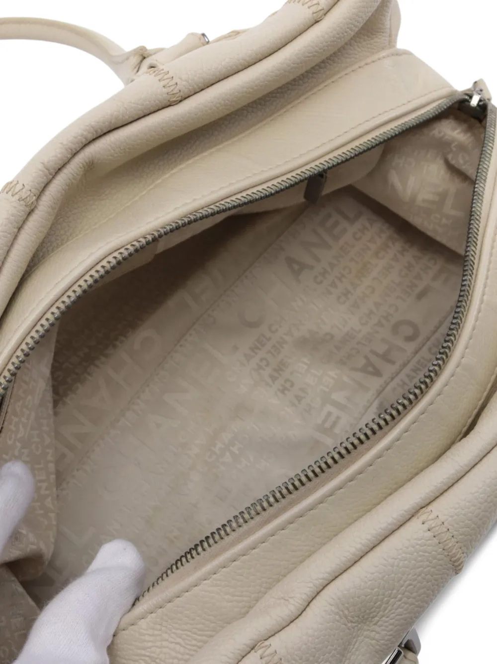 Pre-owned Chanel 2005-2006 Choco Bar Handbag In White