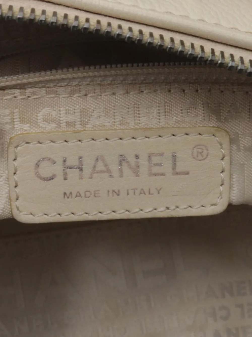 Pre-owned Chanel 2005-2006 Choco Bar Handbag In White