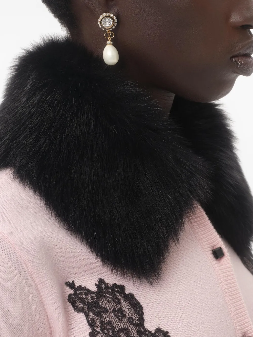 Valentino Garavani VLOGO SIGNATURE EARRINGS IN METAL, ENAMEL, PEARLS AND CRYSTALS - Goud