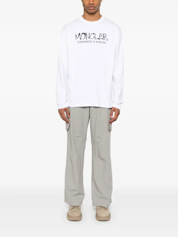 【MONCLER】グラフィティロゴ コットンロングTシャツ/light gray Moncler グラフィティロゴ ロングTシャツ | ホワイト | FARFETCH JP