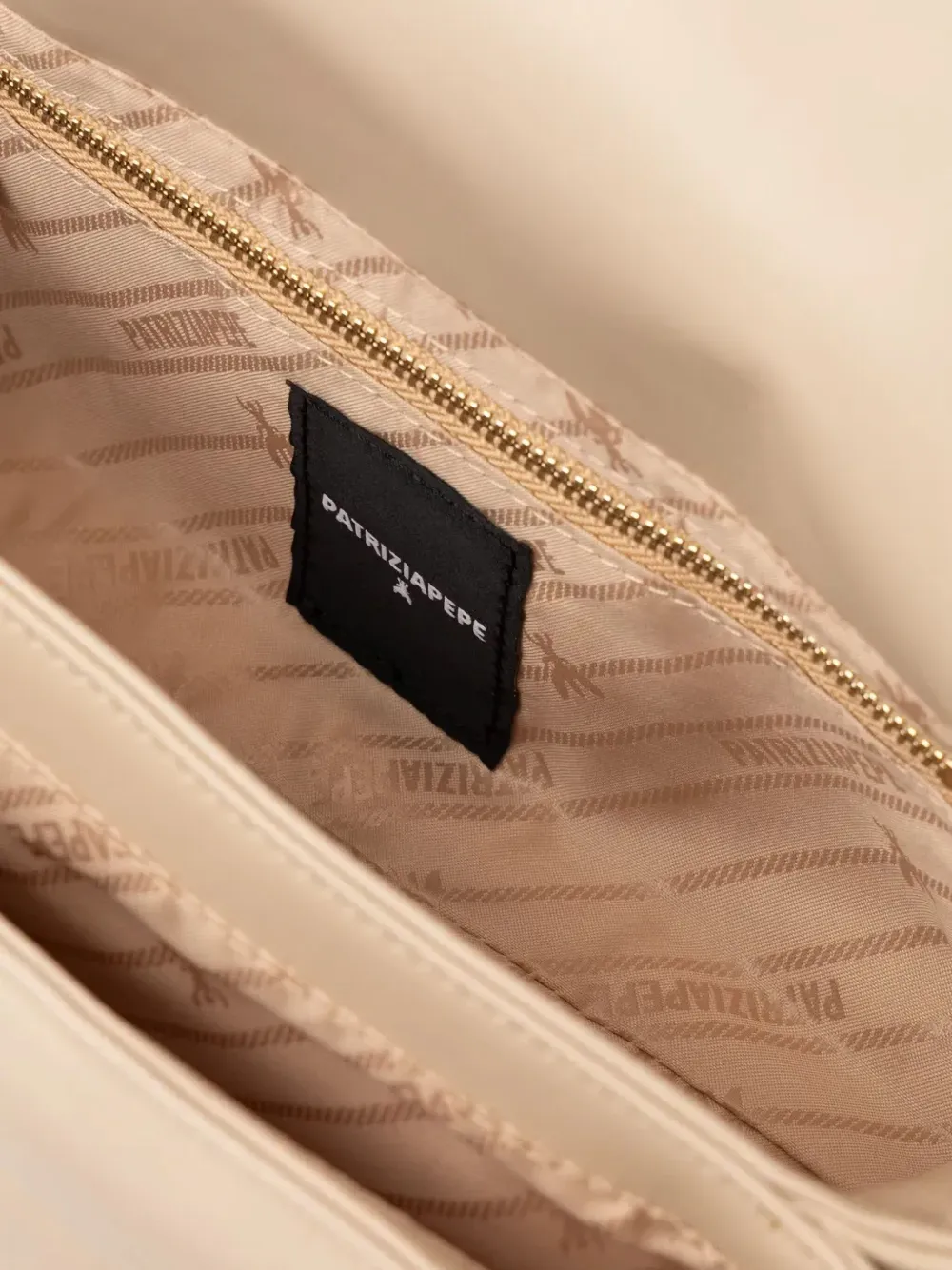 Patrizia Pepe Clutch met kettinghengsel Beige