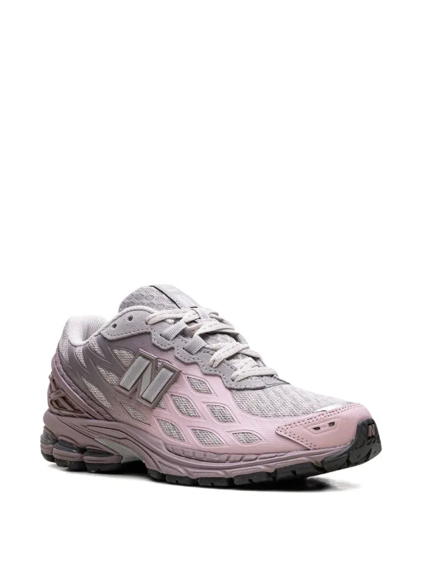 【関税込み】New Balance グレー＆ピンク 1906W スニーカー New Balanceのグレー＆ピンク 1906W スニーカーがセール中
