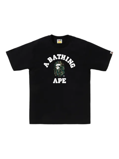 A BATHING APE® playera Camo College