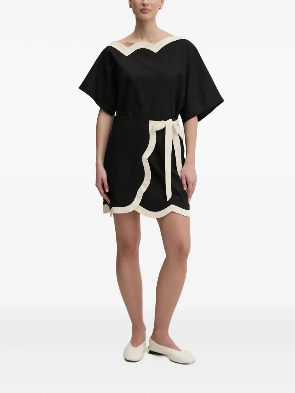 NEVER FULLY DRESSED Scalloped trim top - Zwart