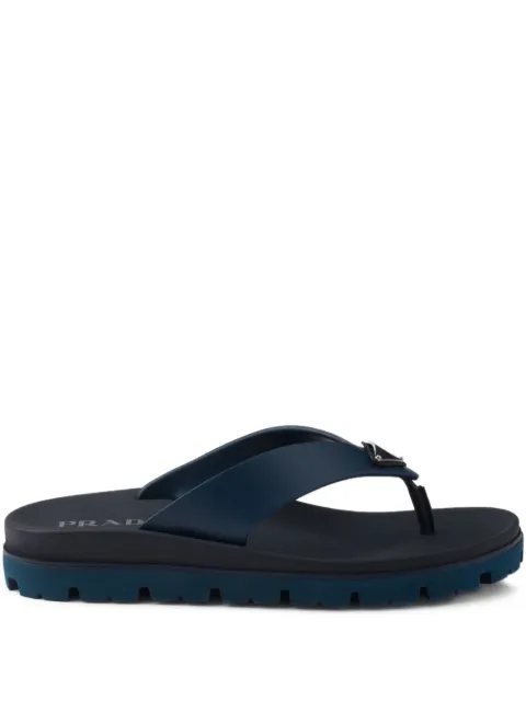 Prada flip flops con detalles del logo