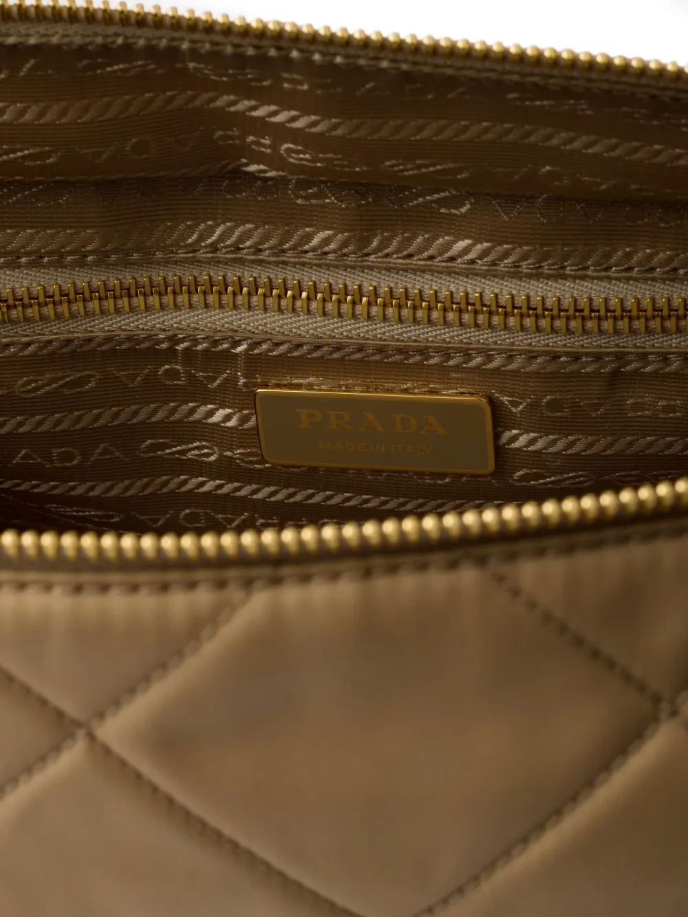 Prada Re-Edition 1995 gewatteerde shopper Beige