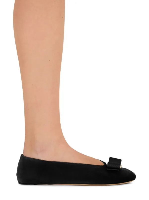 Ferragamo Vara リボン フラットシューズ | ブラック | FARFETCH JP