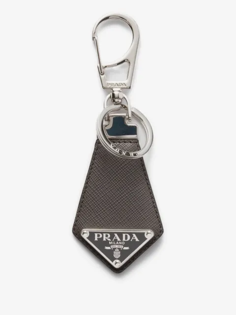 Prada llavero con charm de piel saffiano