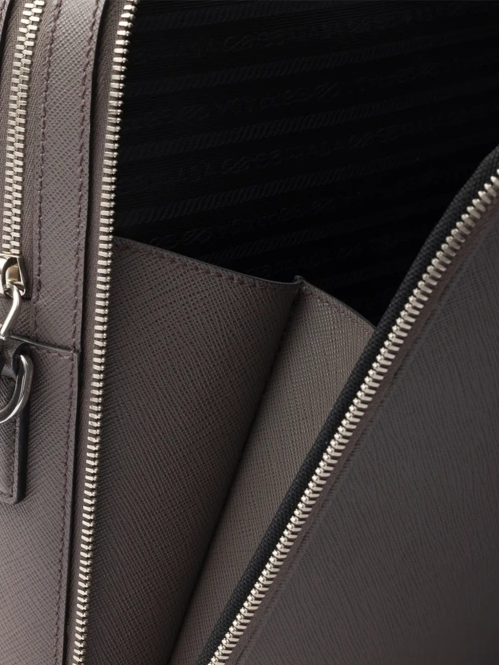 Prada サフィアーノレザービジネスバッグ | グレー | FARFETCH JP