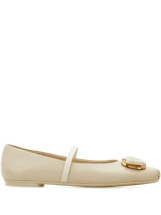 Ferragamo ニュー ヴァラ フラットシューズ | ニュートラル | FARFETCH JP