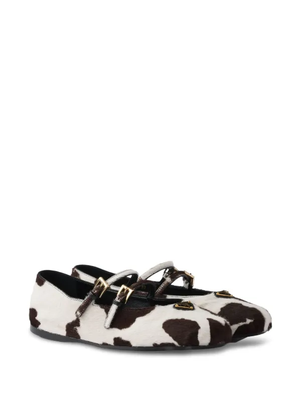 フラットシューズ PRADA Printed calf hair ballerinas (1F794NFD005L8H F0151) Prada cow-print Ballet Flats | White | FARFETCH
