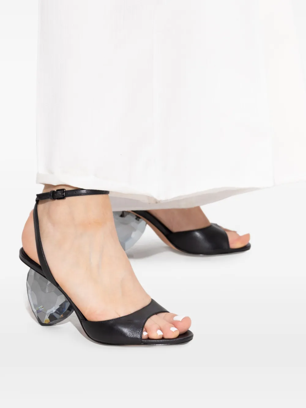 【Kate Spade】ハート型のヒールが可愛い新作サンダル 29605736_58695071_1000.jpg