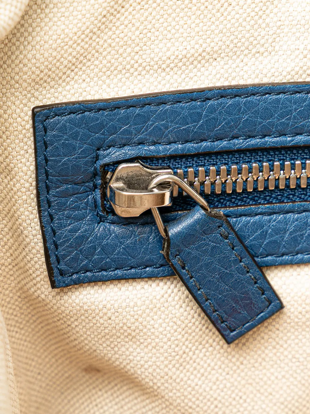 Pre-owned Gucci 2000-2015 Pebbled Calfskin Soho Messenger Bag Crossbody Bag In Blue