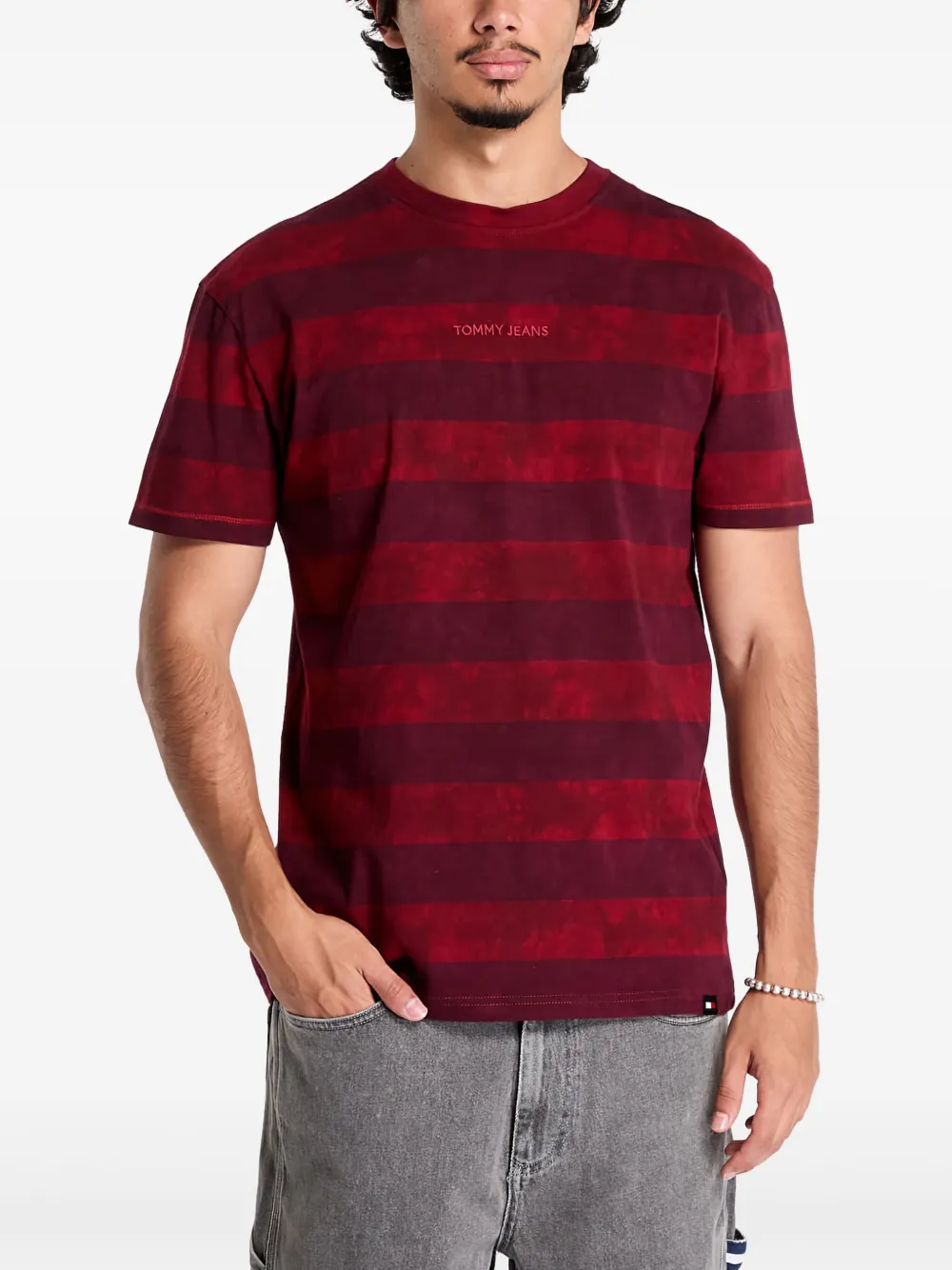 Tommy Jeans オーバーダイ Tシャツ - レッド Tommy Jeans オーバーダイ Tシャツ - レッド
