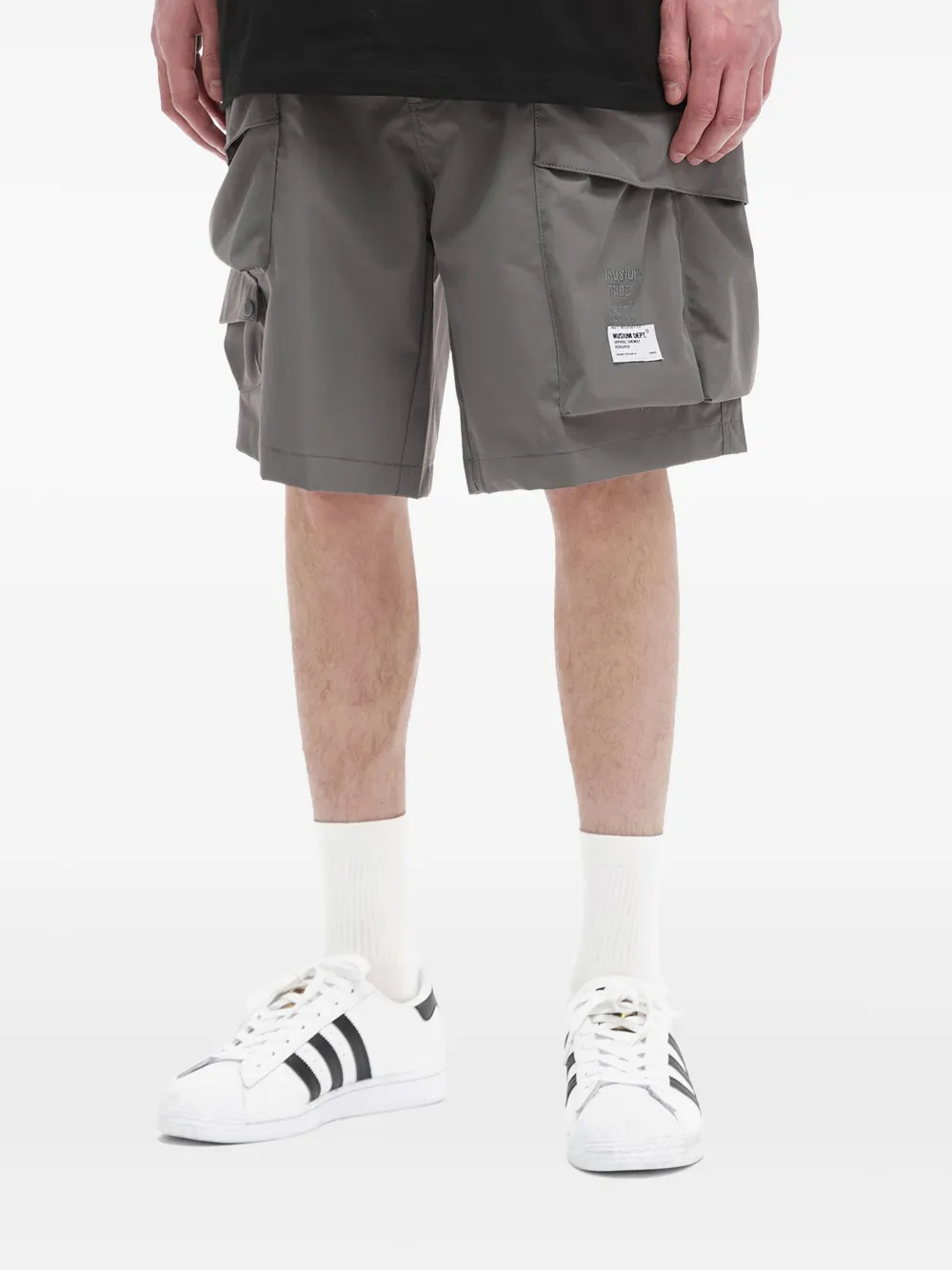 Musium Div. Bermuda shorts met geborduurd logo Grijs