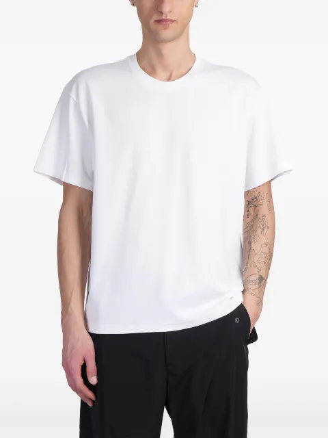 Attachment t-shirt à patch logo