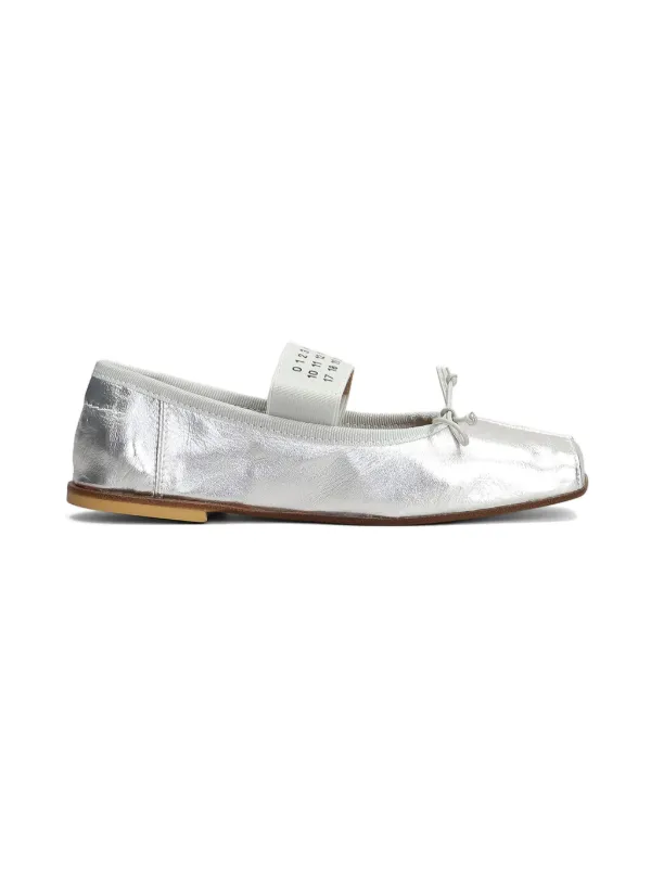 新品！MM6 Maison Margiela★ロゴ バレエシューズ シルバー トレンドのバレエコアが叶う！シルバーの『バレエシューズ』が