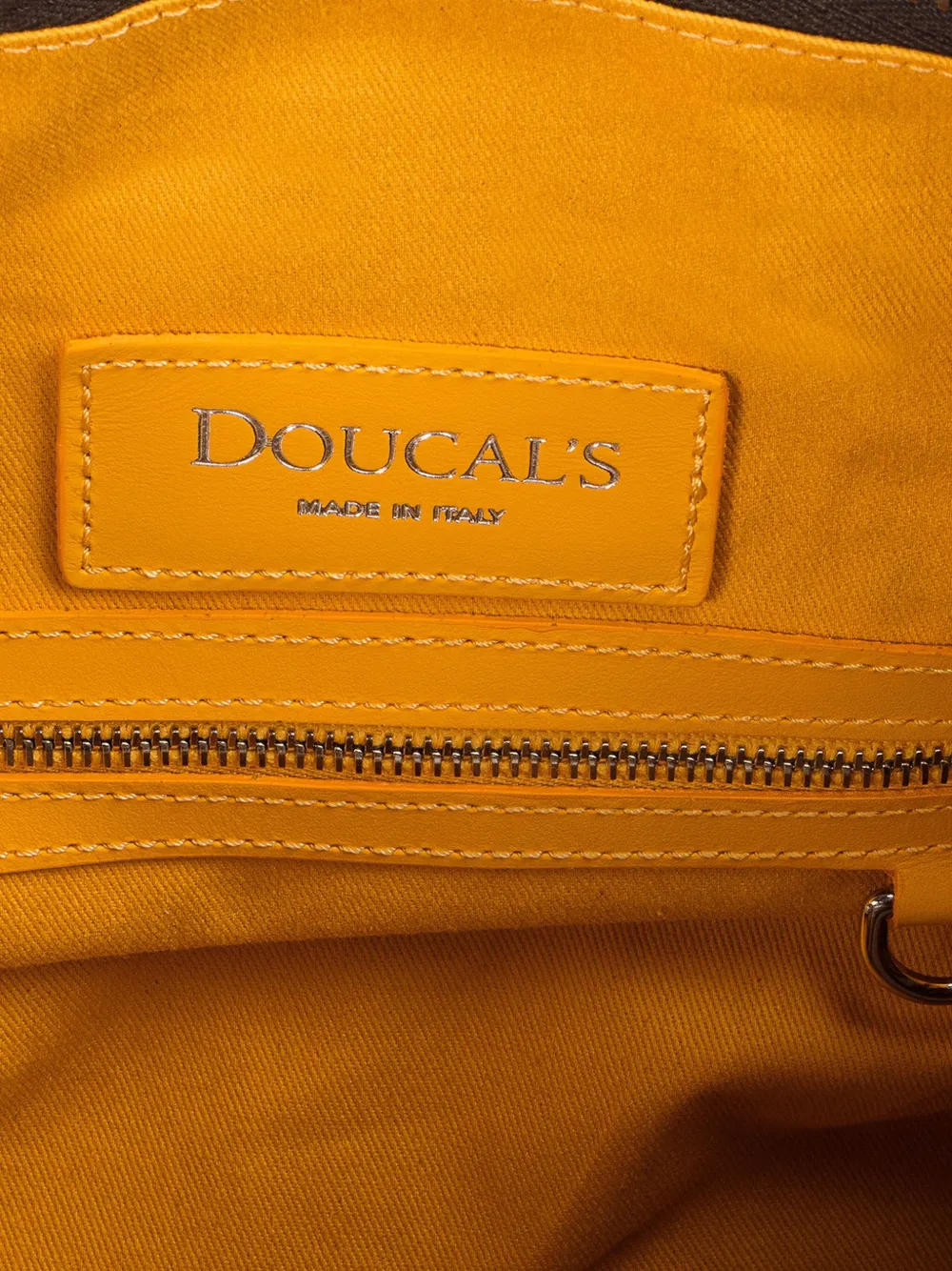 Doucal's Suède reistas met matelassé detail Bruin