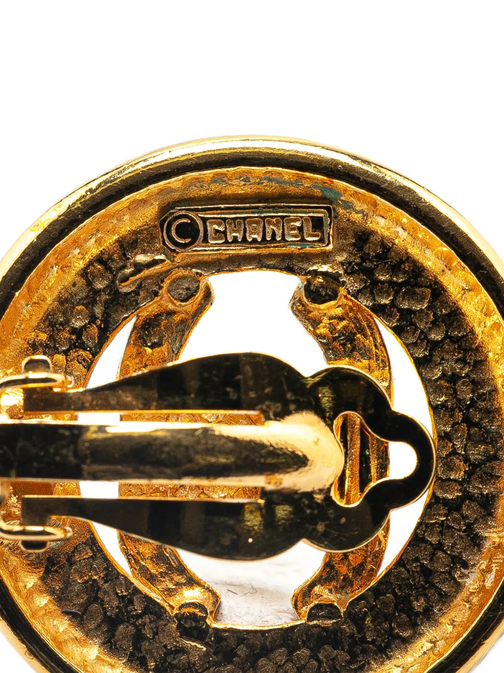 Pre-owned Chanel 1950-1970 Gold Plated Cc Round Clip On Earrings Costume Earrings
