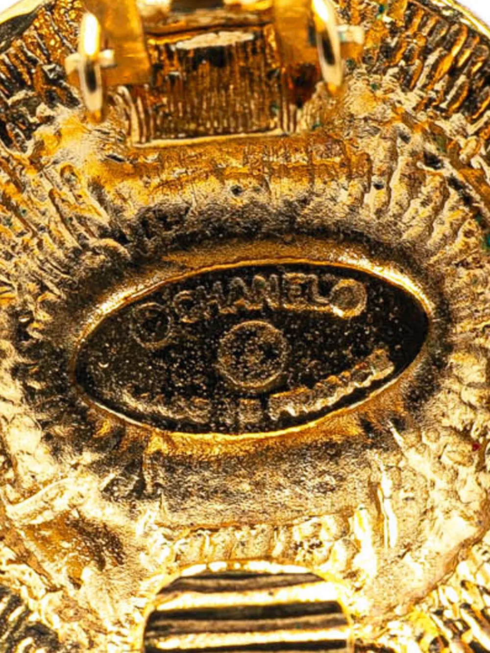 Pre-owned Chanel 1970-1980 Gold Plated Cc Round Clip On Earrings Costume Earrings In 金色
