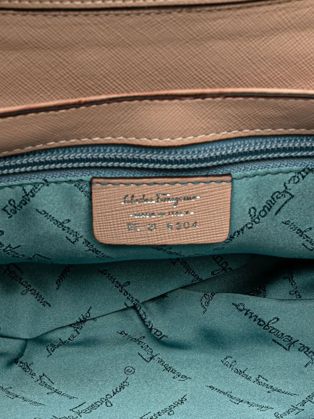 Pre-owned Ferragamo 2000-2024 Leather Flap Shoulder Bag In 粉色