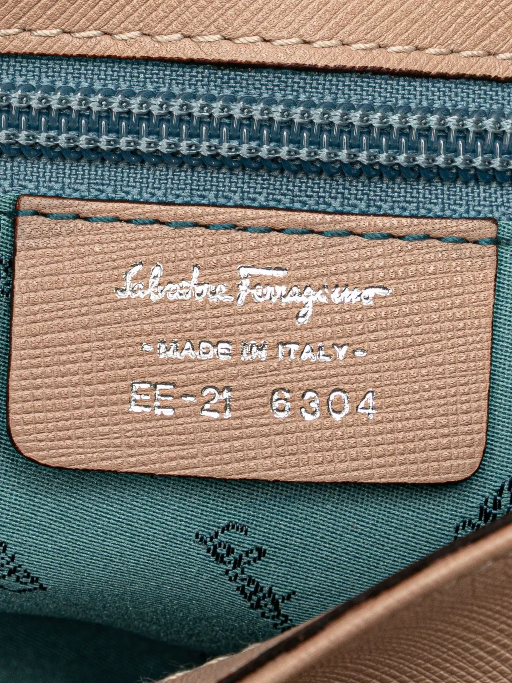 Pre-owned Ferragamo 2000-2024 Leather Flap Shoulder Bag In 粉色