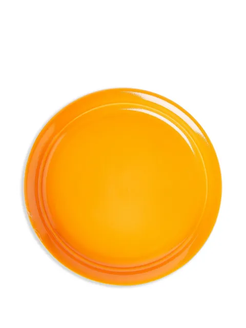 Paula Canovas del Vas plato con logo en relieve