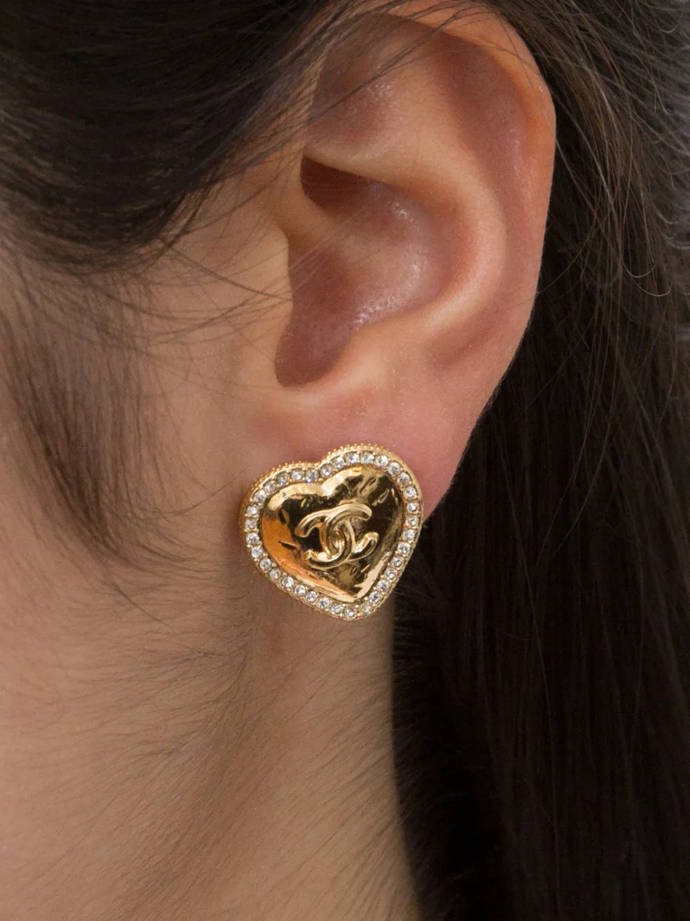 Pre-owned Chanel 2000s Heart-motif Cc Earrings In 金色