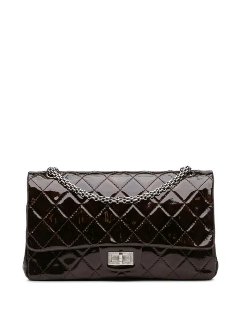 CHANEL Pre-Owned sac porté épaule 2.55 Reissue Double Flap 227 en cuir verni matelassé (2010-2011)