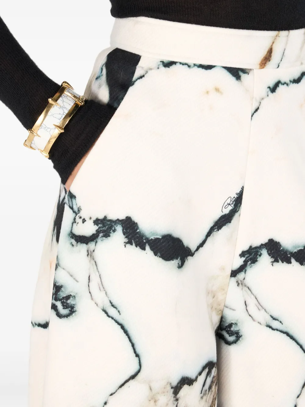 Roberto Cavalli Broek met wijde pijpen en marmerprint Wit