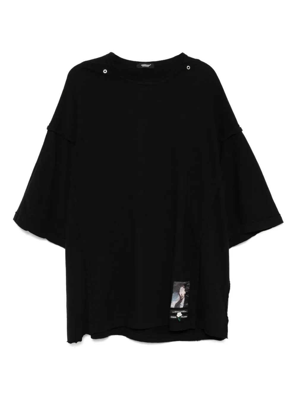 Undercover playera con parche | negro | Image 1