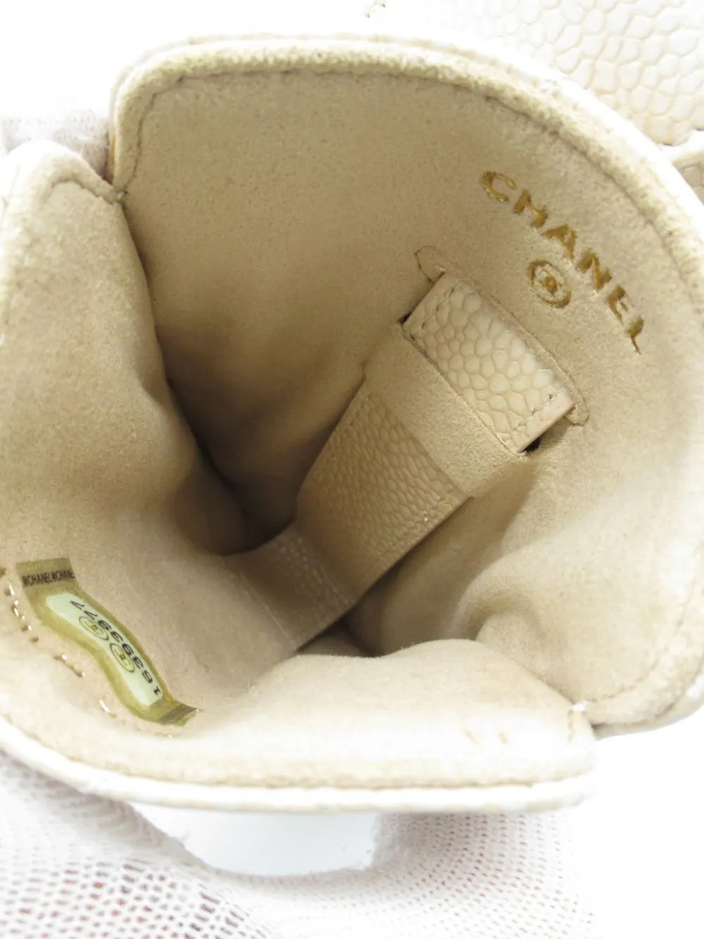 Pre-owned Chanel 2012 Diamond-quilted Card Holder In Neutrals