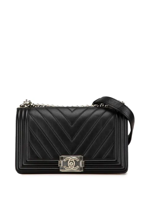 CHANEL Pre-Owned 2016-2017 Medium Calfskin Chevron Boy Flap crossbody bag
