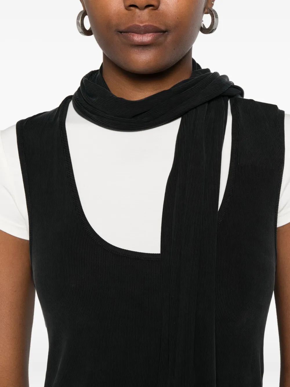 Aya Muse Blouse met sjaaldetail en diepe ronde hals Zwart