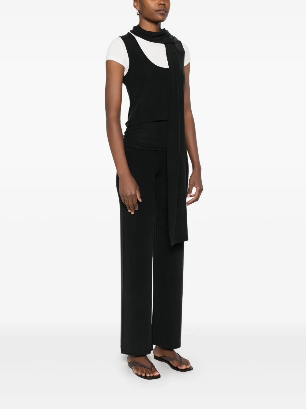Aya Muse Blouse met sjaaldetail en diepe ronde hals Zwart
