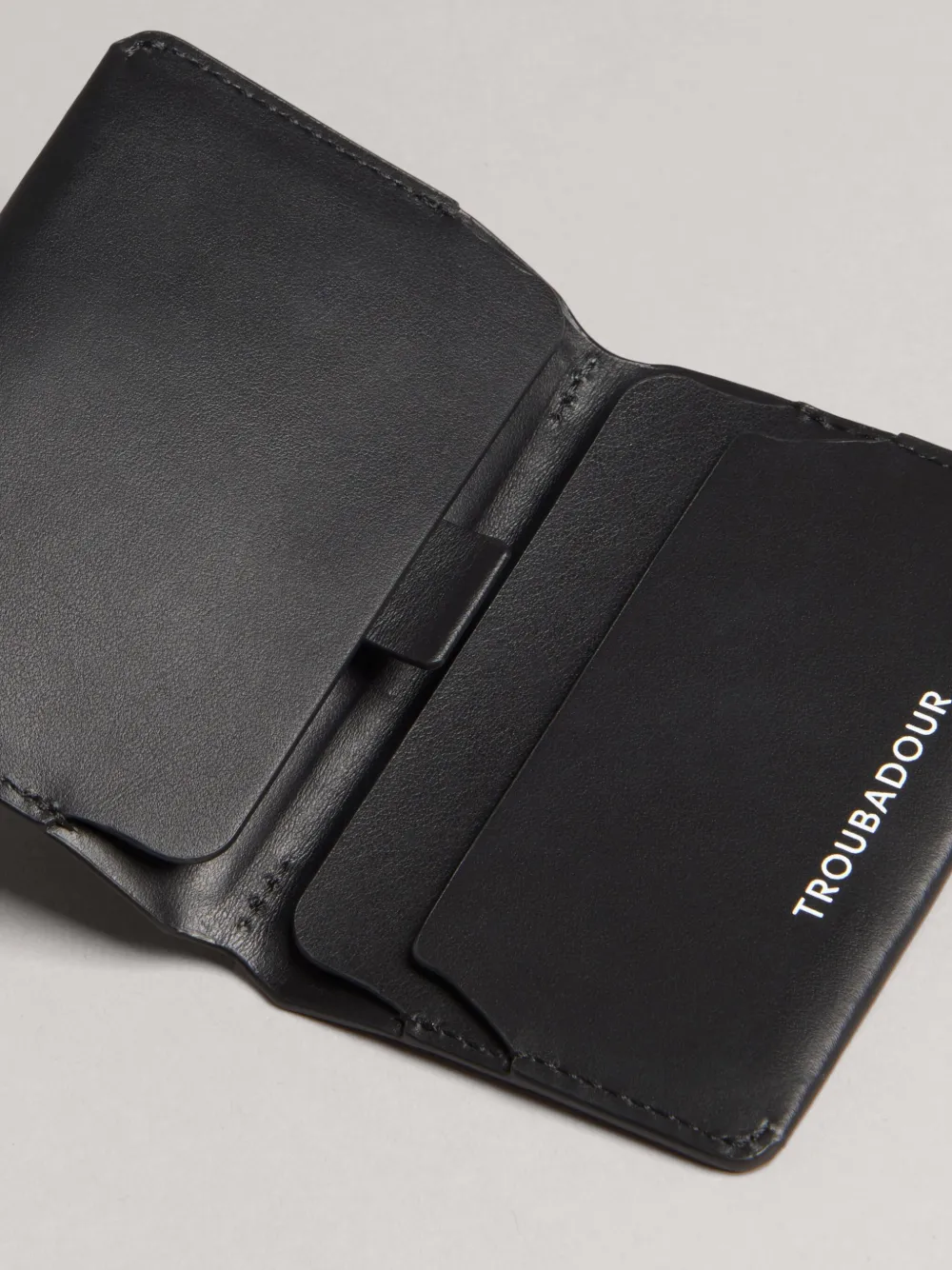 Troubadour Flip pasjeshouder met logodetail Zwart