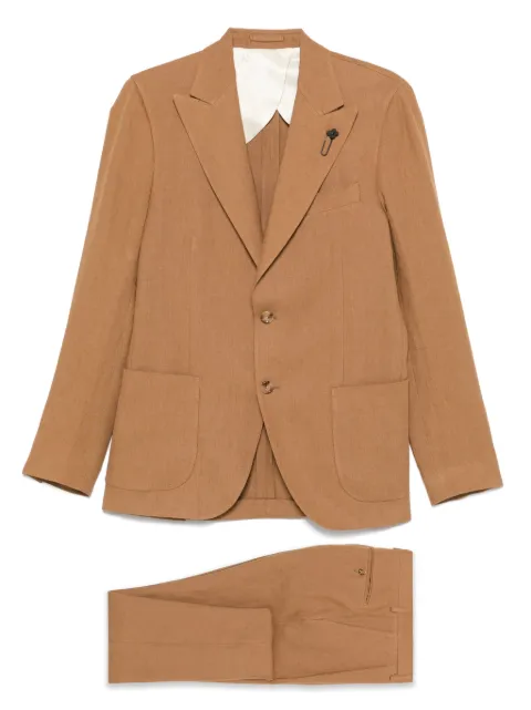 Lardini traje con detalle de broche