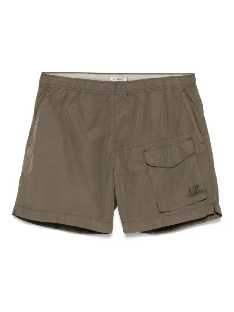 C.P. Company shorts de playa con logo bordado