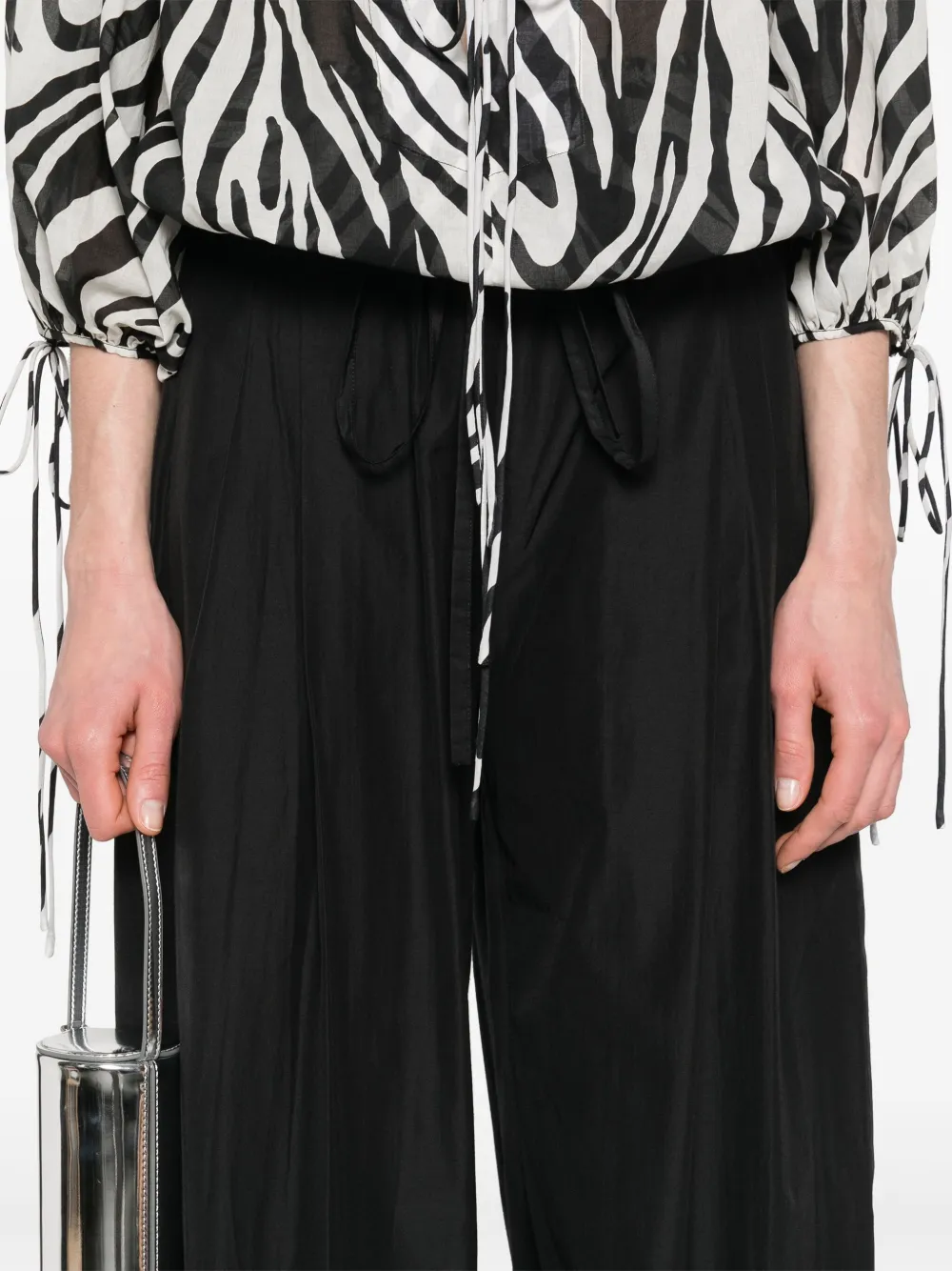 THE ANDAMANE Broek met geplooid detail Zwart