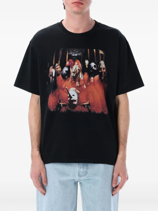 【PLEASURES】x Slipknot コラボ Tシャツ Pleasures x Slipknot Self Titled T-shirt | Black | FARFETCH