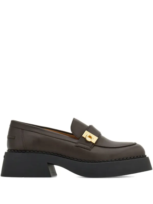 【新品・未使用】Ferragamo ブラウンローファー バックル付き Ferragamo Hug バックル チャンキーローファー | ブラウン | FARFETCH JP