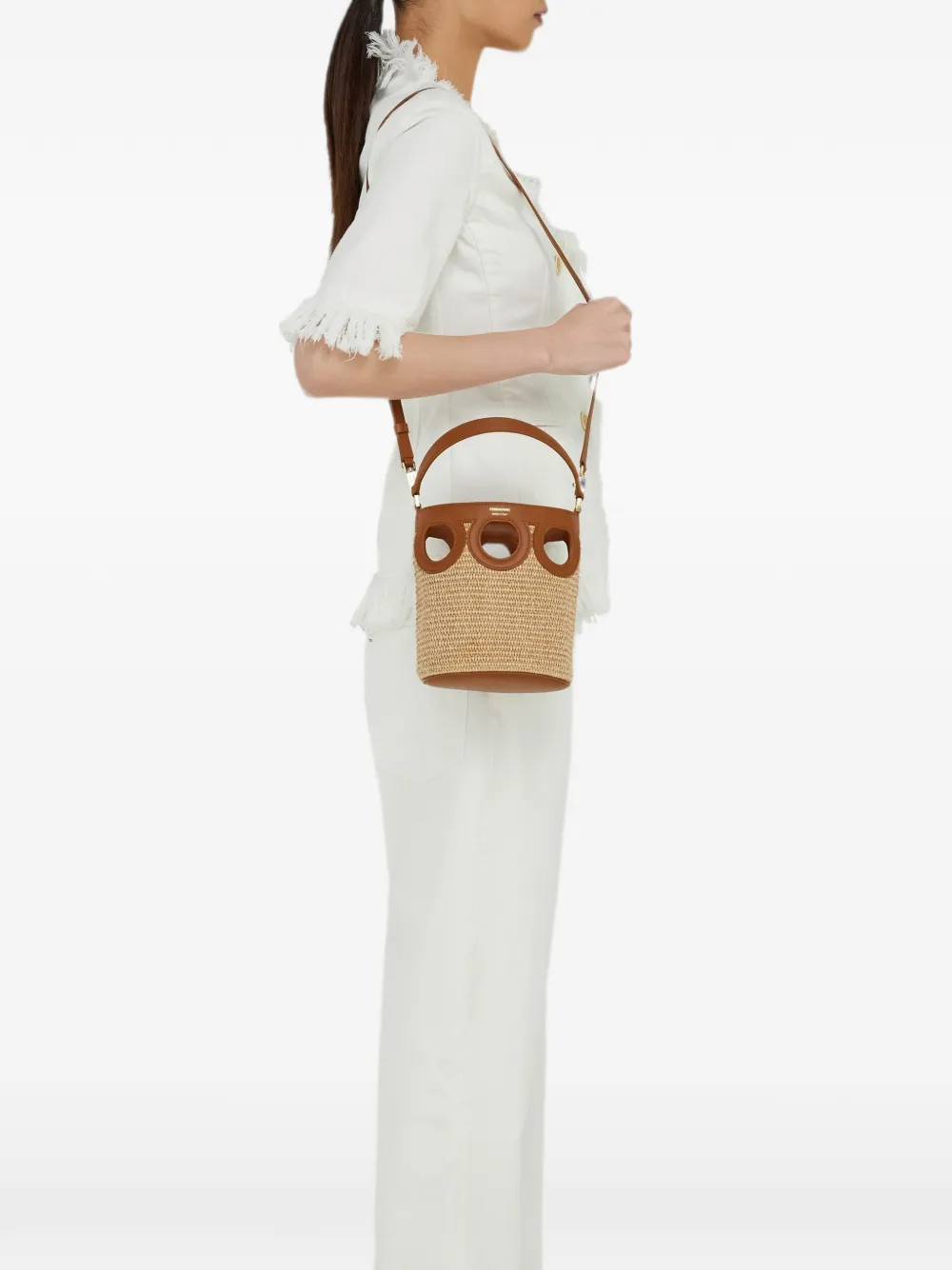 Ferragamo XS Gancini bucket-tas met uitgesneden details Beige