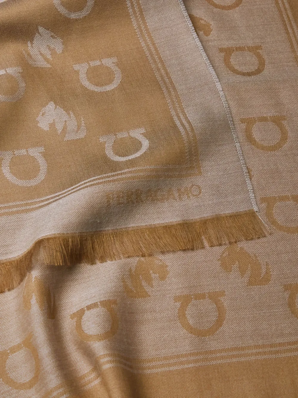 Ferragamo Sjaal met logopatroon - Bruin