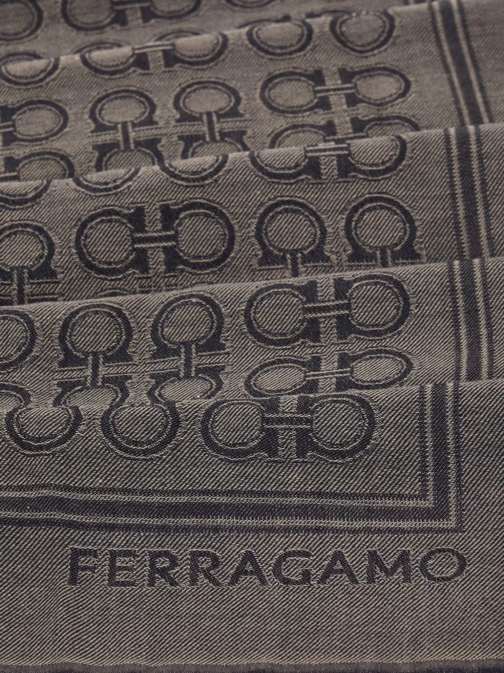 Ferragamo Gancini zijden sjaal - Bruin